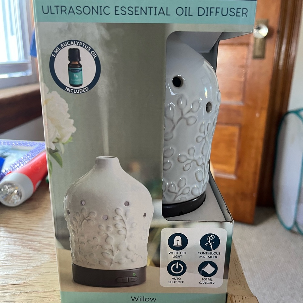 Airome ultrasonic essential oil diffuser